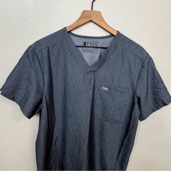 Figs Men’s Leon Three-Pocket Scrub Top Charcoal Heather Gray V-Neck Scrub Shirt - Picture 6 of 13